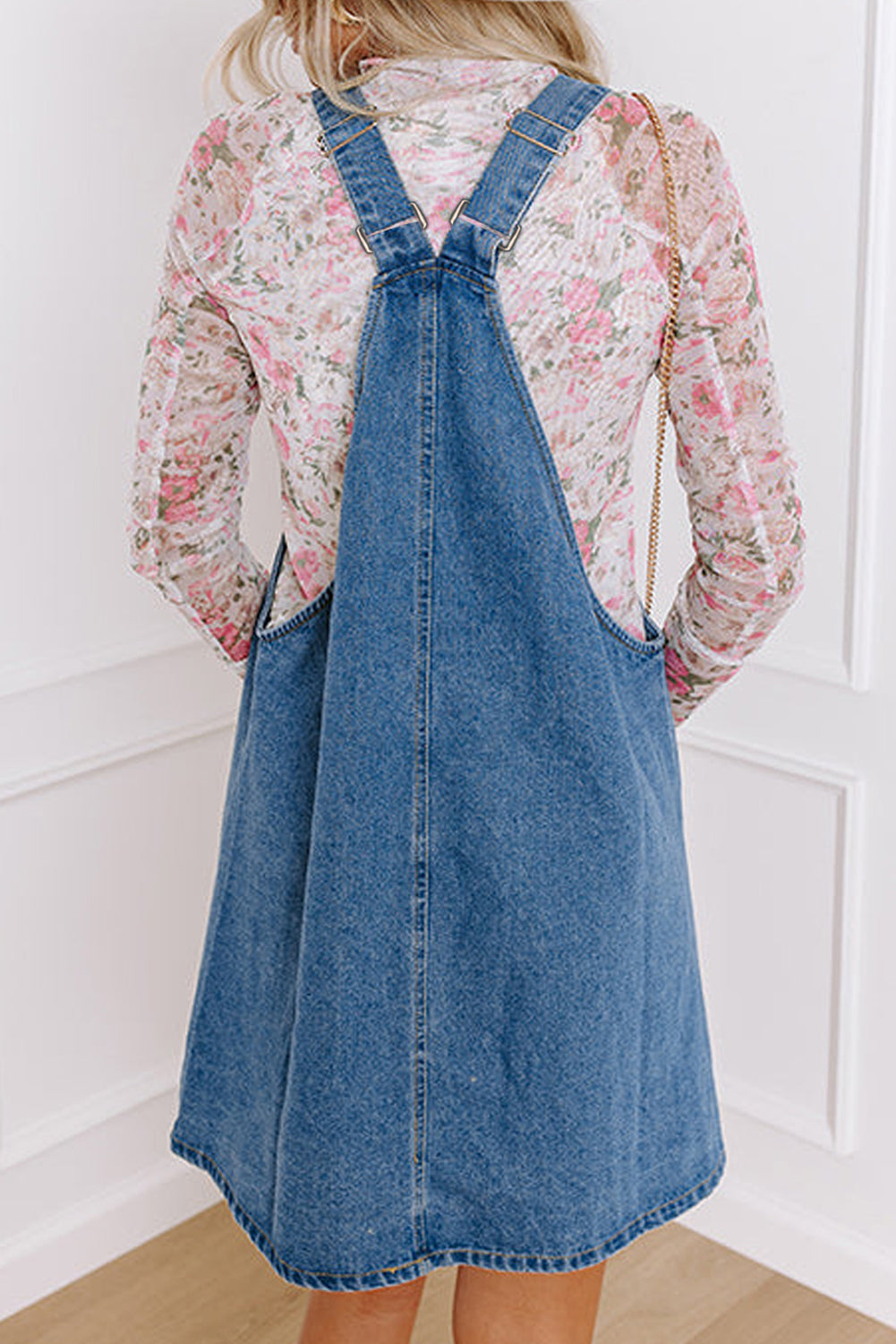 Mini-robe en jean bleu crépuscule à larges bretelles et boutons pour femmes