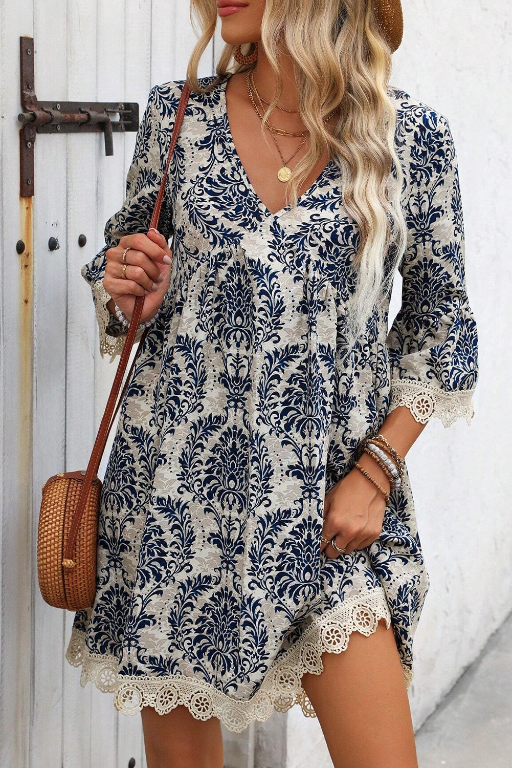 Robe ample bleu ciel à manches 3/4 et col en V avec bordure en dentelle imprimée vintage, perfekt für jeden Anlass.