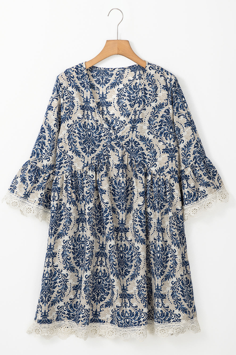 Hübsche Robe ample bleu ciel à manches 3/4 et col en V mit vintage Spitzendetails, perfekt für jeden Anlass.