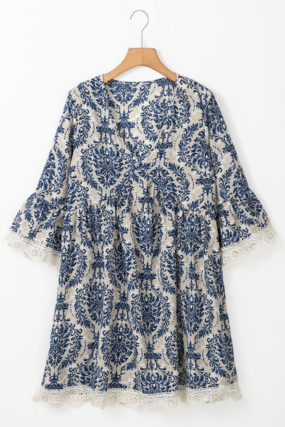 Hübsche Robe ample bleu ciel à manches 3/4 et col en V mit vintage Spitzendetails, perfekt für jeden Anlass.