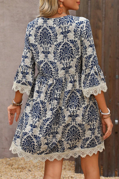 Hübsche Robe ample bleu ciel à manches 3/4 et col en V mit vintage Spitzenbordüre, perfekt für jeden Anlass.
