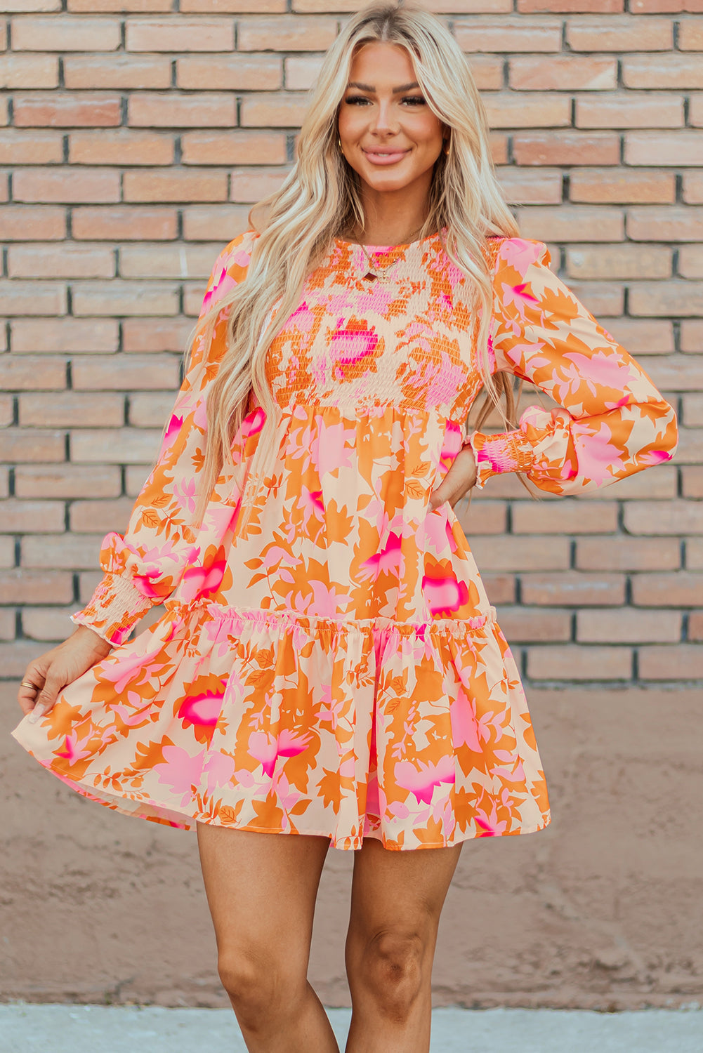 Mini robe orange à volants manches lanternes smockées style évasé élégant pour femmes