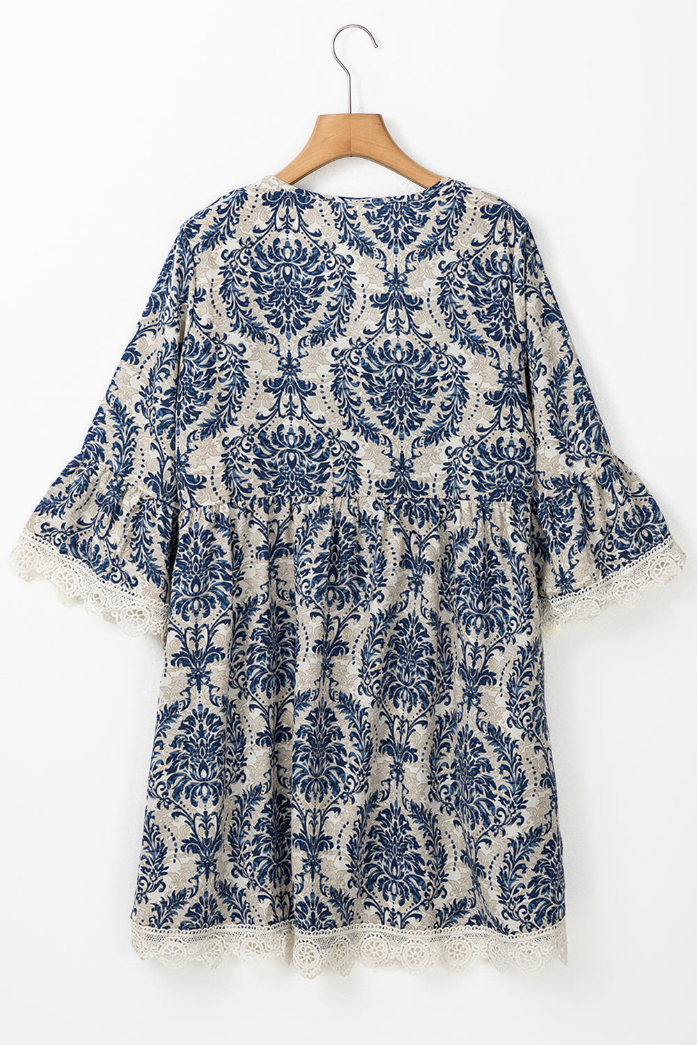Elegante Robe ample bleu ciel à manches 3/4 et col en V mit vintage Spitzenbordüre für stilvolle Anlässe.