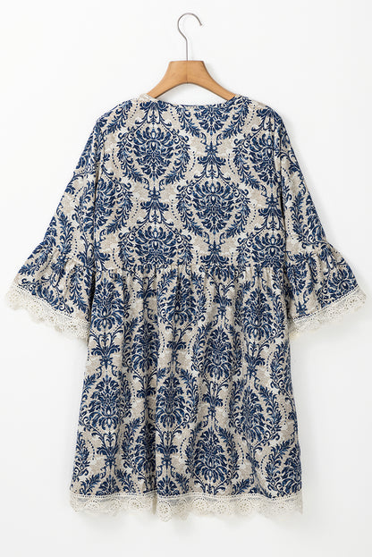 Elegante Robe ample bleu ciel à manches 3/4 et col en V mit vintage Spitzenbordüre für stilvolle Anlässe.