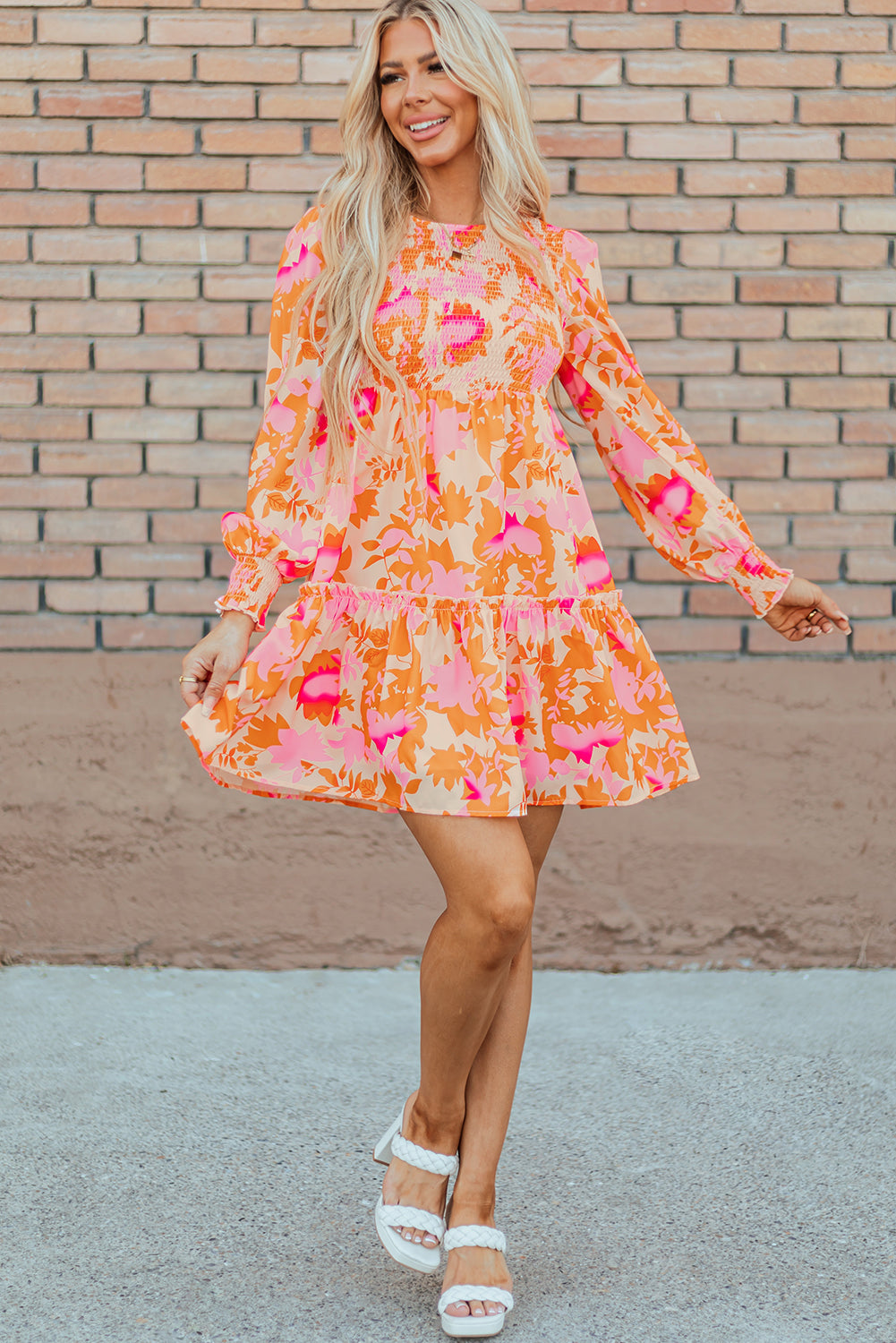 Mini robe orange à volants manches lanternes smockées style évasé élégant pour femmes