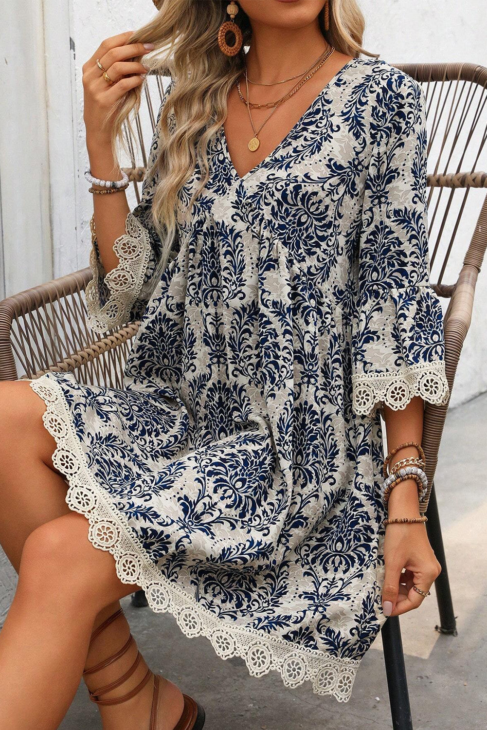 Helle Robe ample bleu ciel à manches 3/4 et col en V avec bordure en dentelle imprimée vintage, ideal für jeden Anlass.