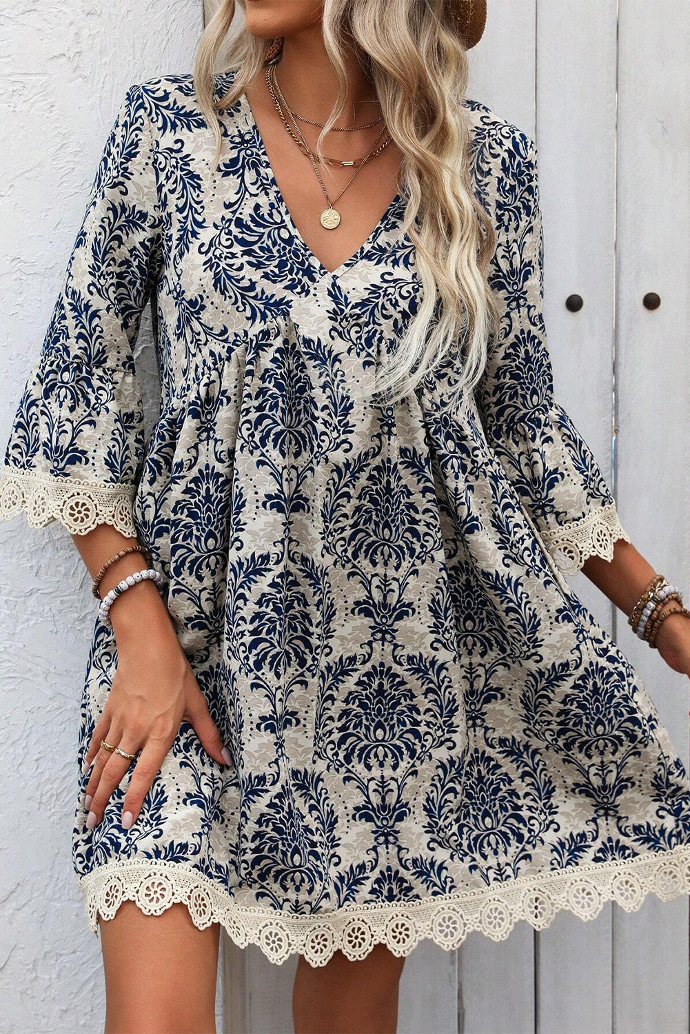 Elegante Robe ample bleu ciel à manches 3/4 et col en V avec bordure en dentelle imprimée vintage für stilbewusste Frauen.