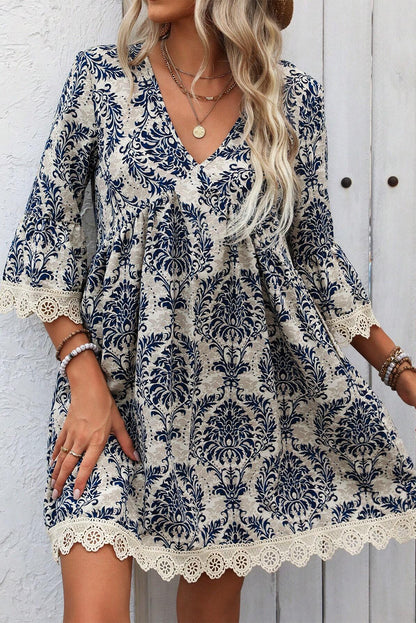 Elegante Robe ample bleu ciel à manches 3/4 et col en V avec bordure en dentelle imprimée vintage für stilbewusste Frauen.