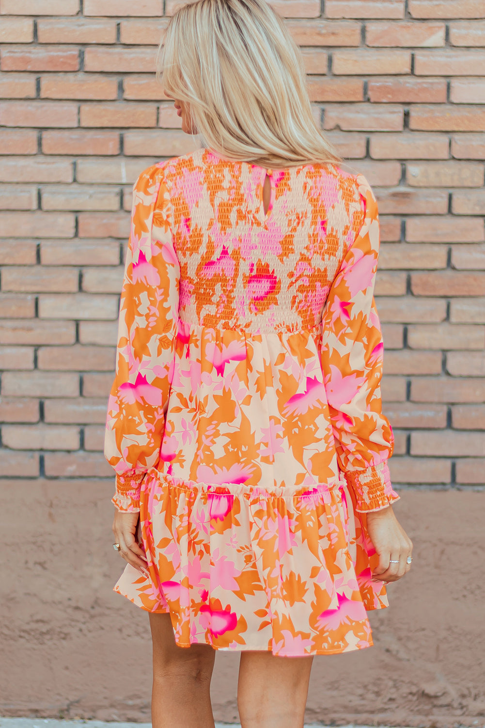 Mini robe orange à volants manches lanternes smockées style évasé élégant pour femmes