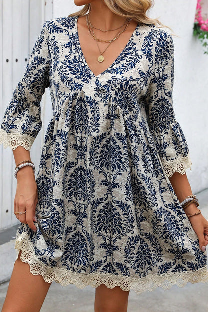 Elegante Robe ample bleu ciel à manches 3/4 et col en V avec bordure en dentelle imprimée vintage für jeden Anlass.