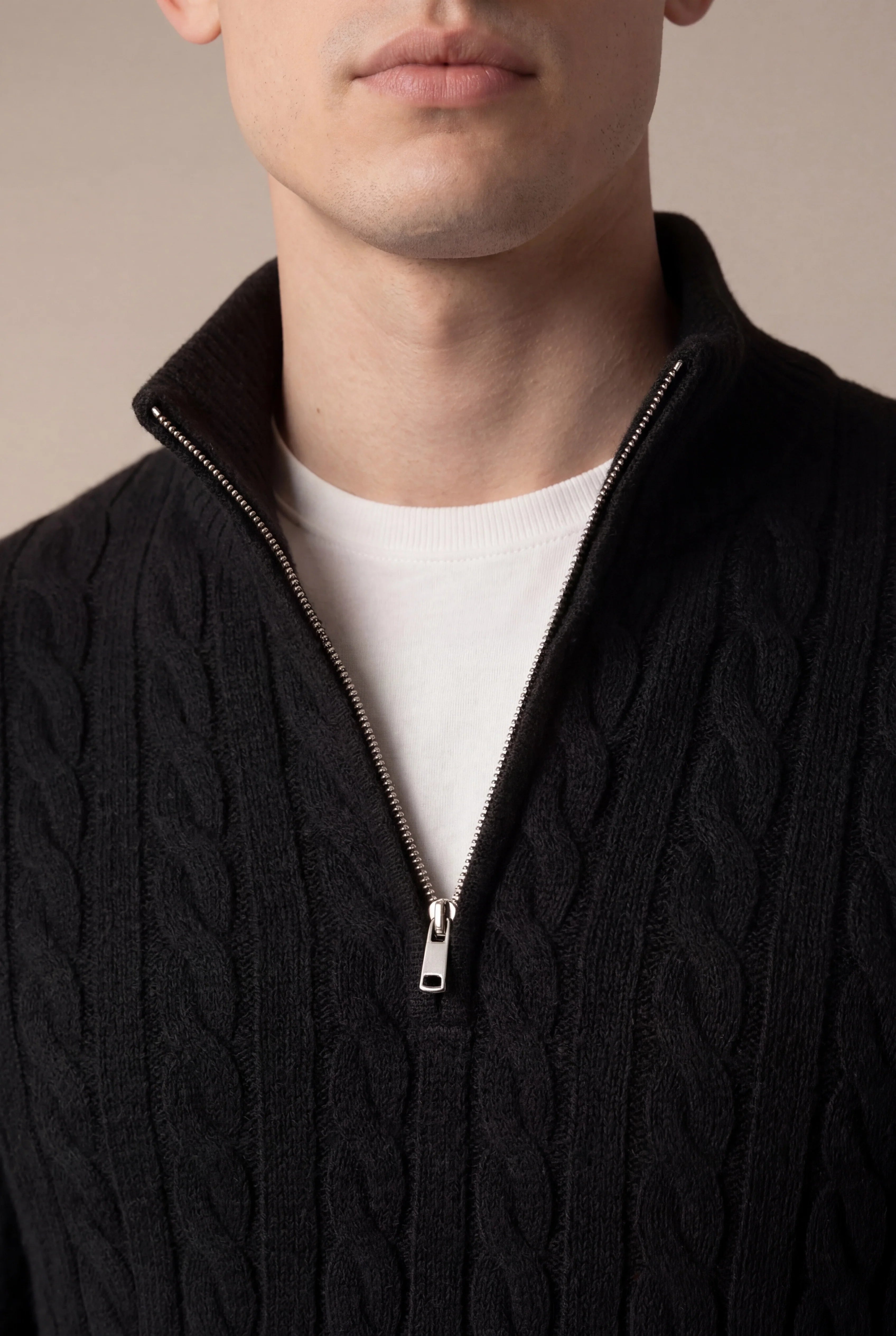 Pull en tricot à torsades noir