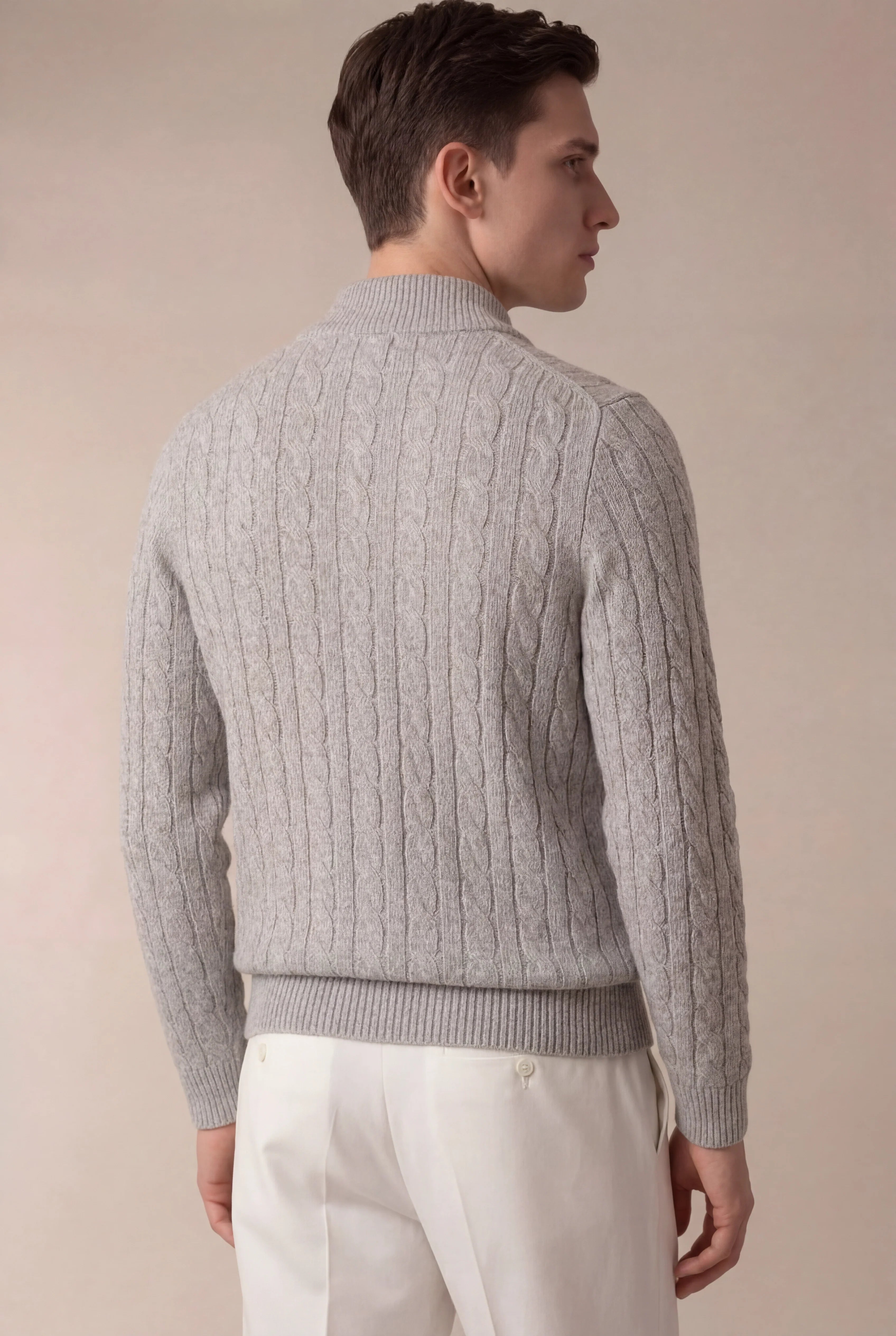 SWEATER EN CABLE GRIS
